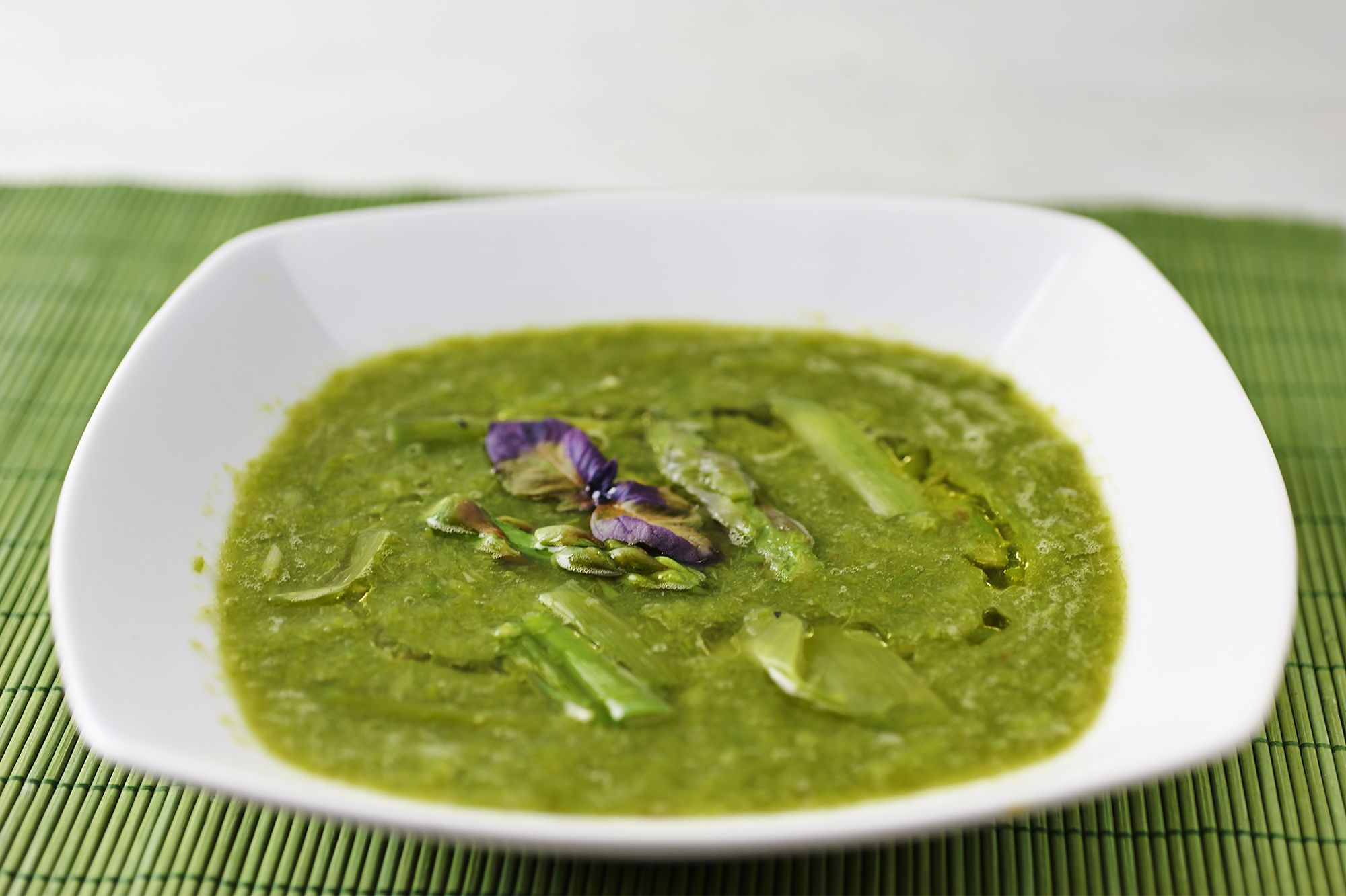 Zuppa primaverile di asparagi e porri