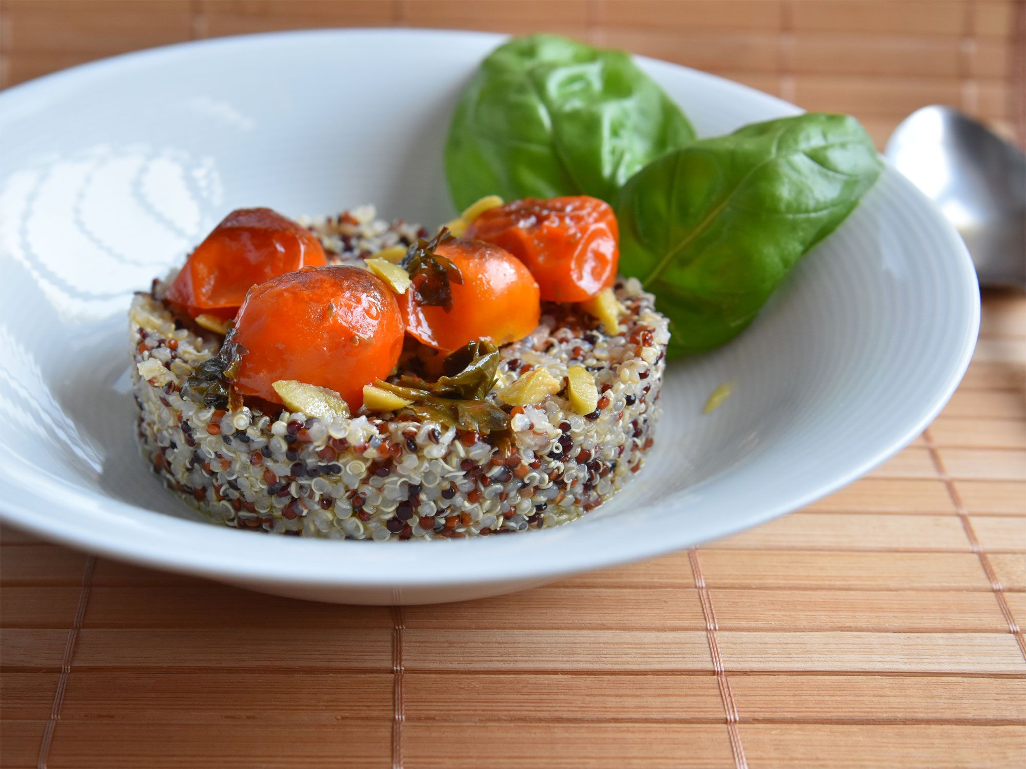 Insalata di quinoa e pomodorini confit