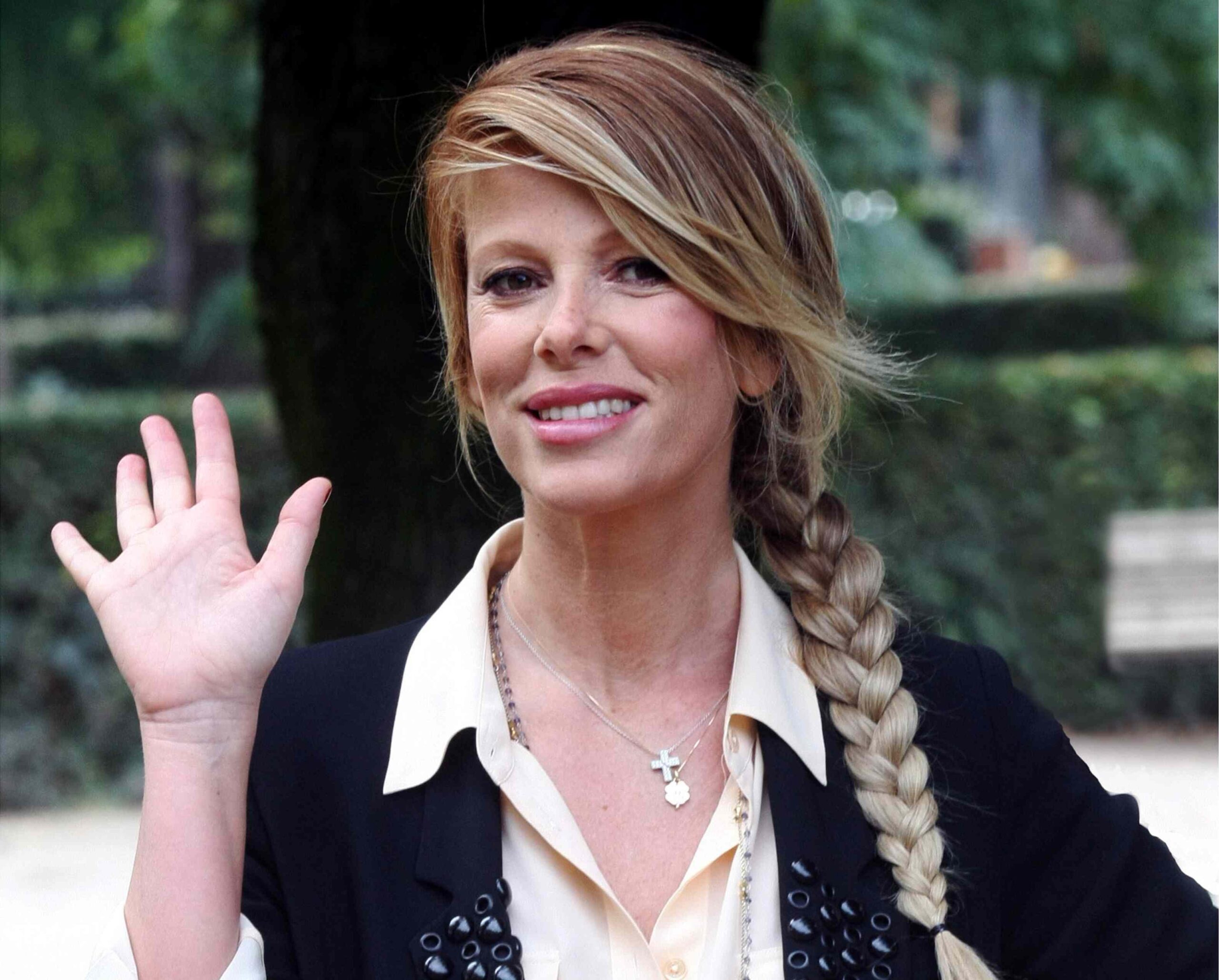 Alessia Marcuzzi ci insegna a fare una treccia a spina di pesce