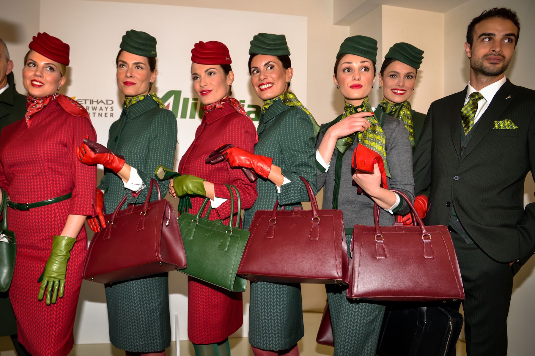Perchè le calze delle nuove divise Alitalia sono verdi?