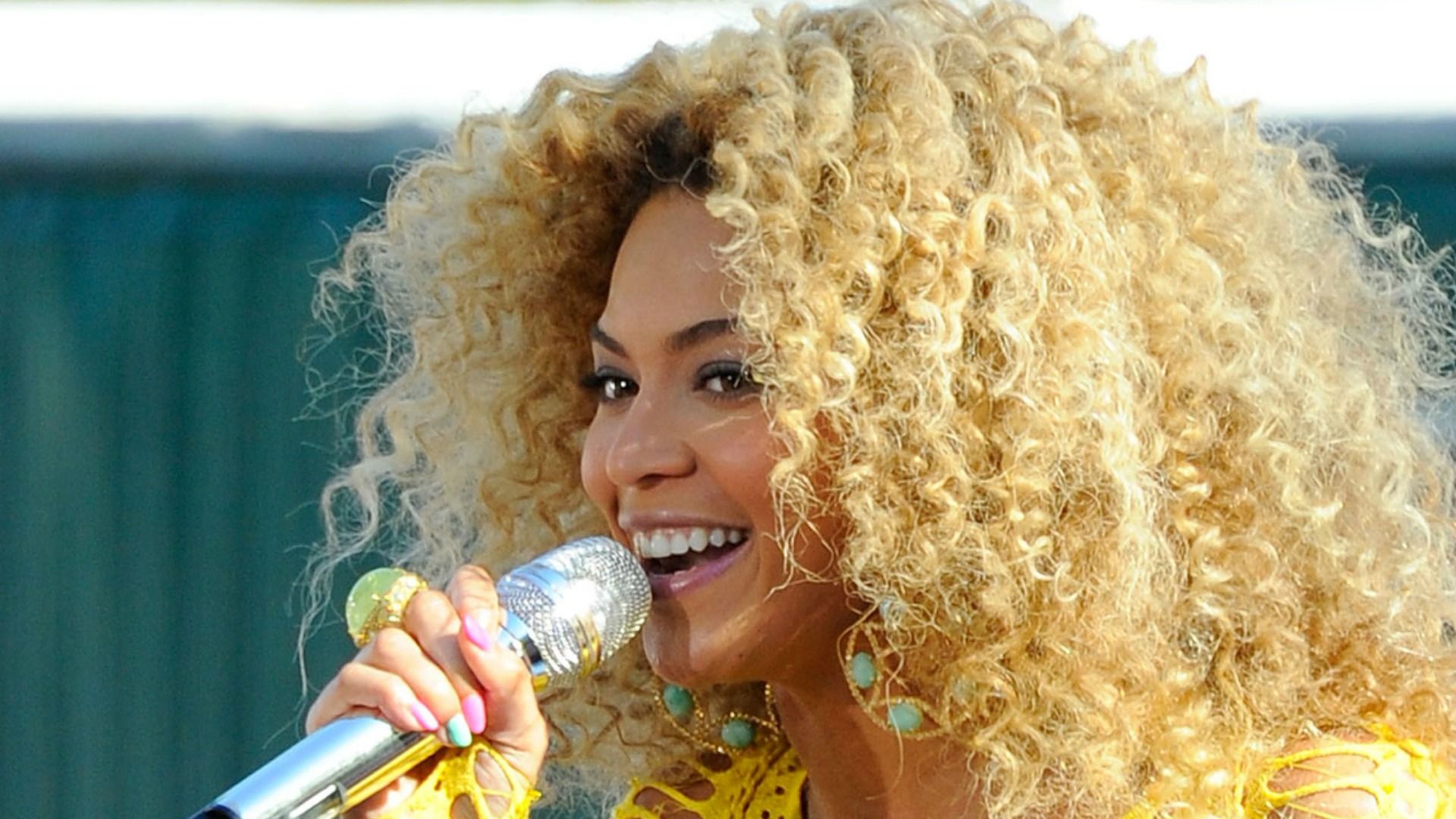 Capelli afro: come realizzarli con la piastra