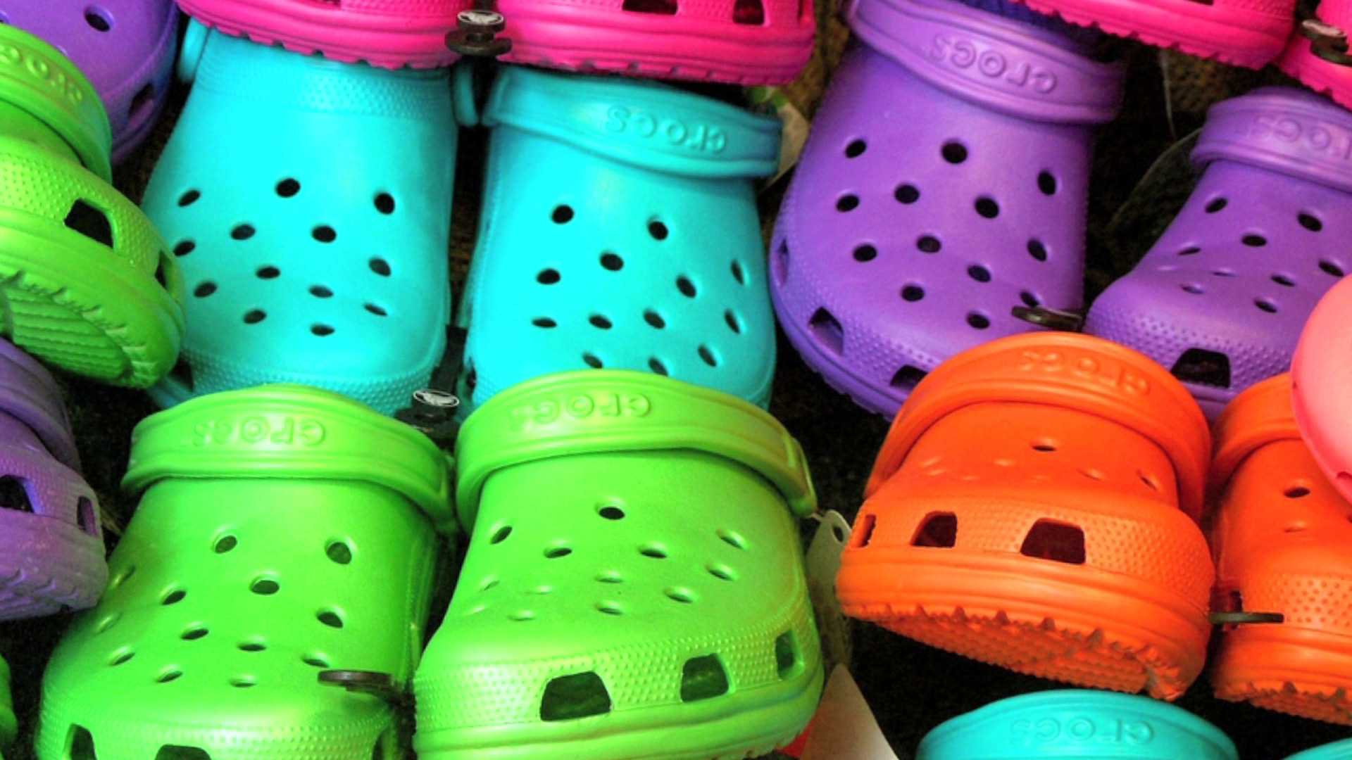 Cosa è stato scoperto sulle ciabatte Crocs?