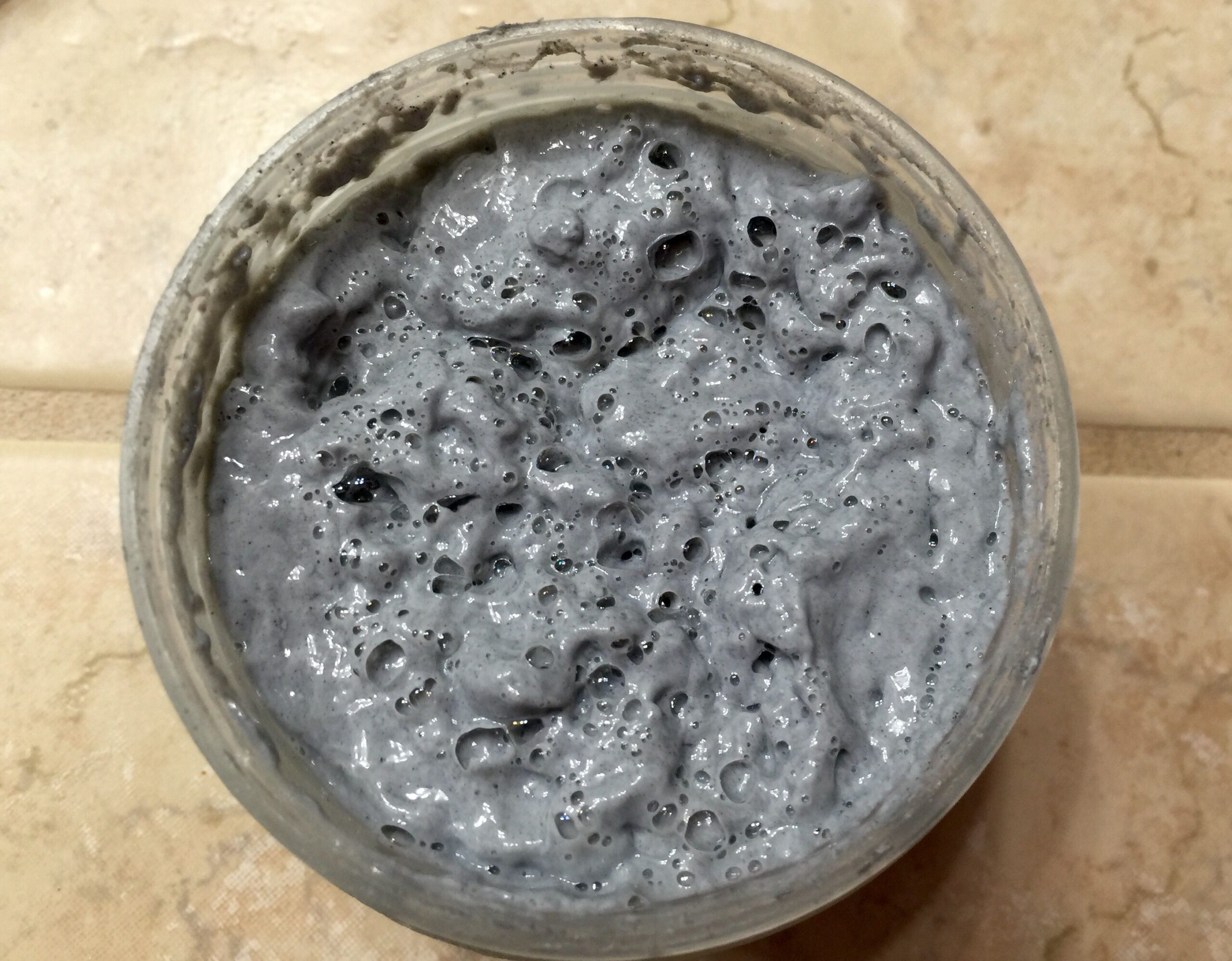 Una maschera d’argilla con le bollicine