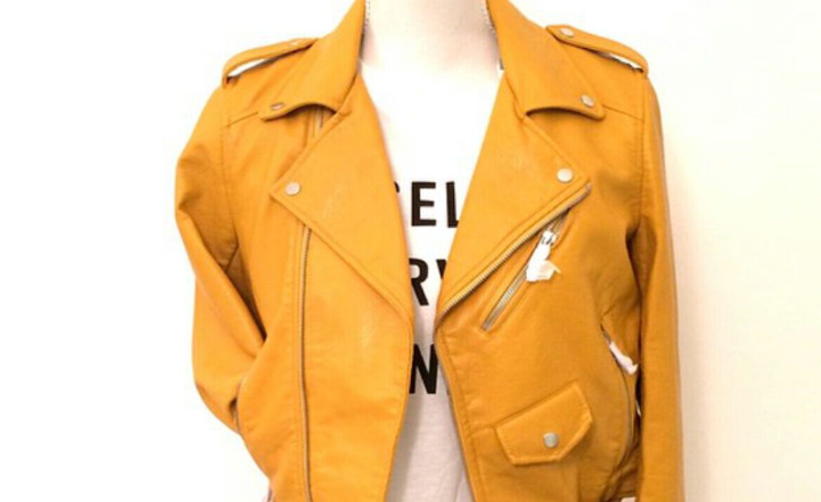 Perché il chiodo giallo di Zara è un tormentone sul web?