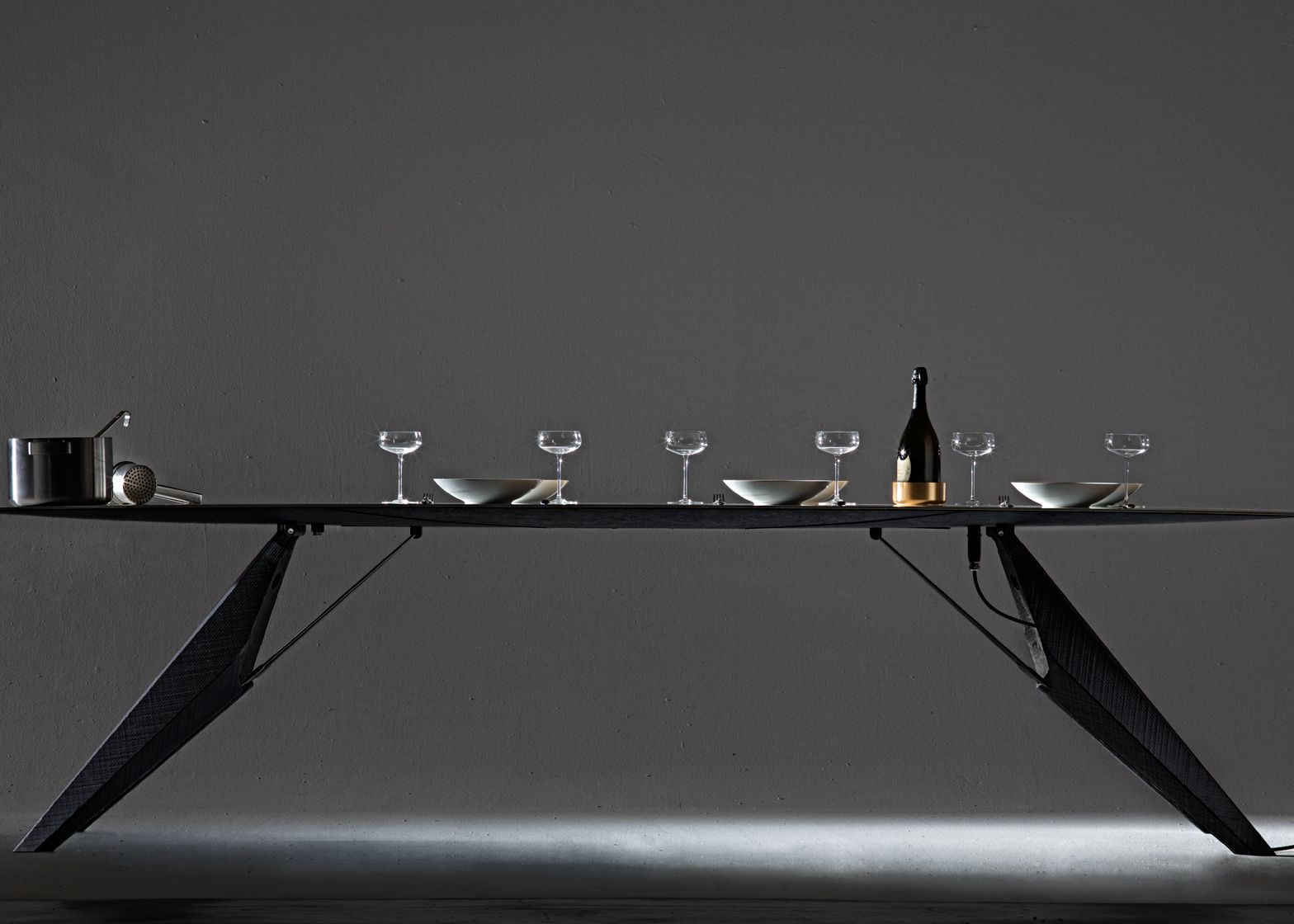 Il tavolo smart che rinfresca il vino, cuoce il cibo e ricarica lo smartphone