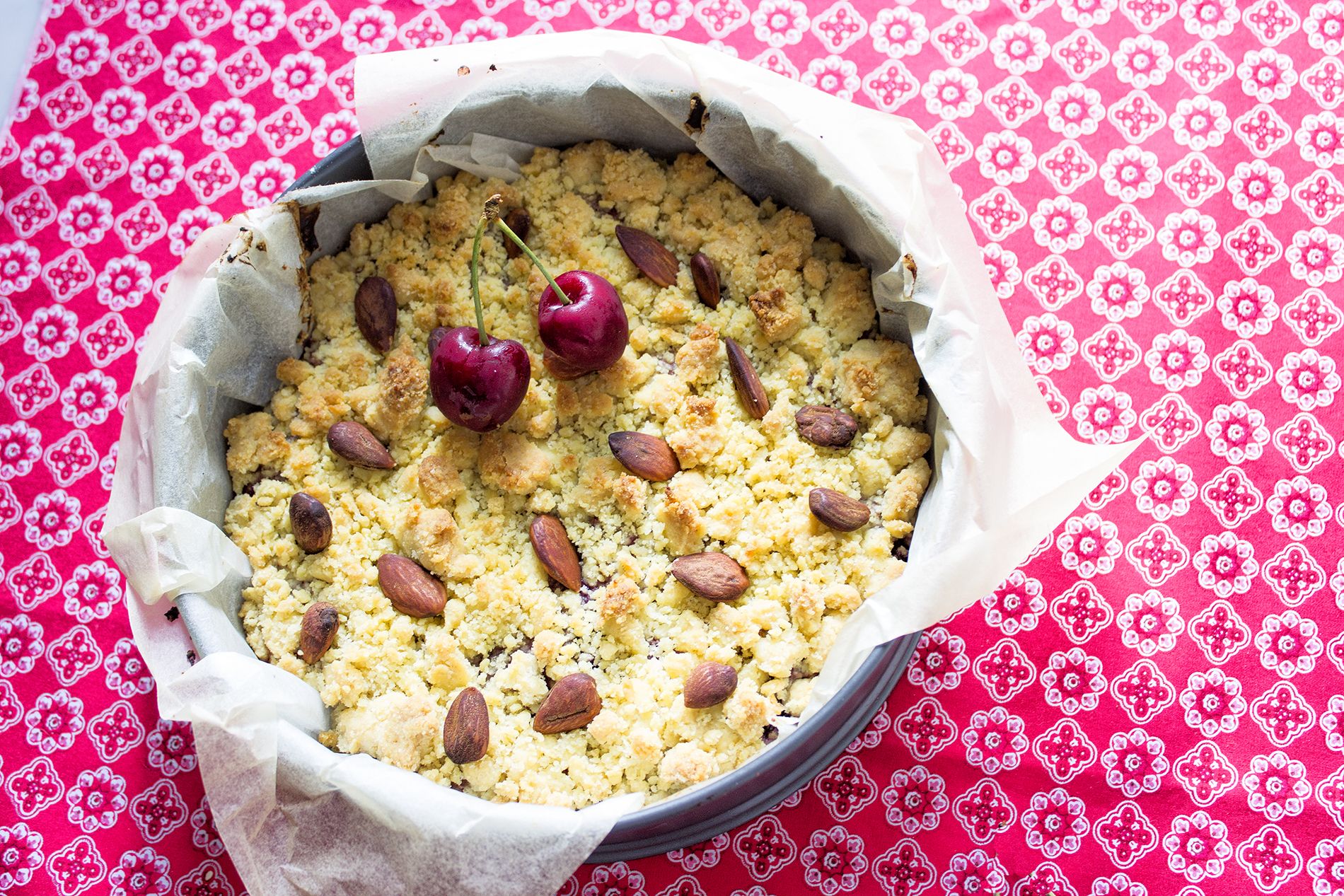 Sbriciolona con ciliegie, ricotta e mandorle