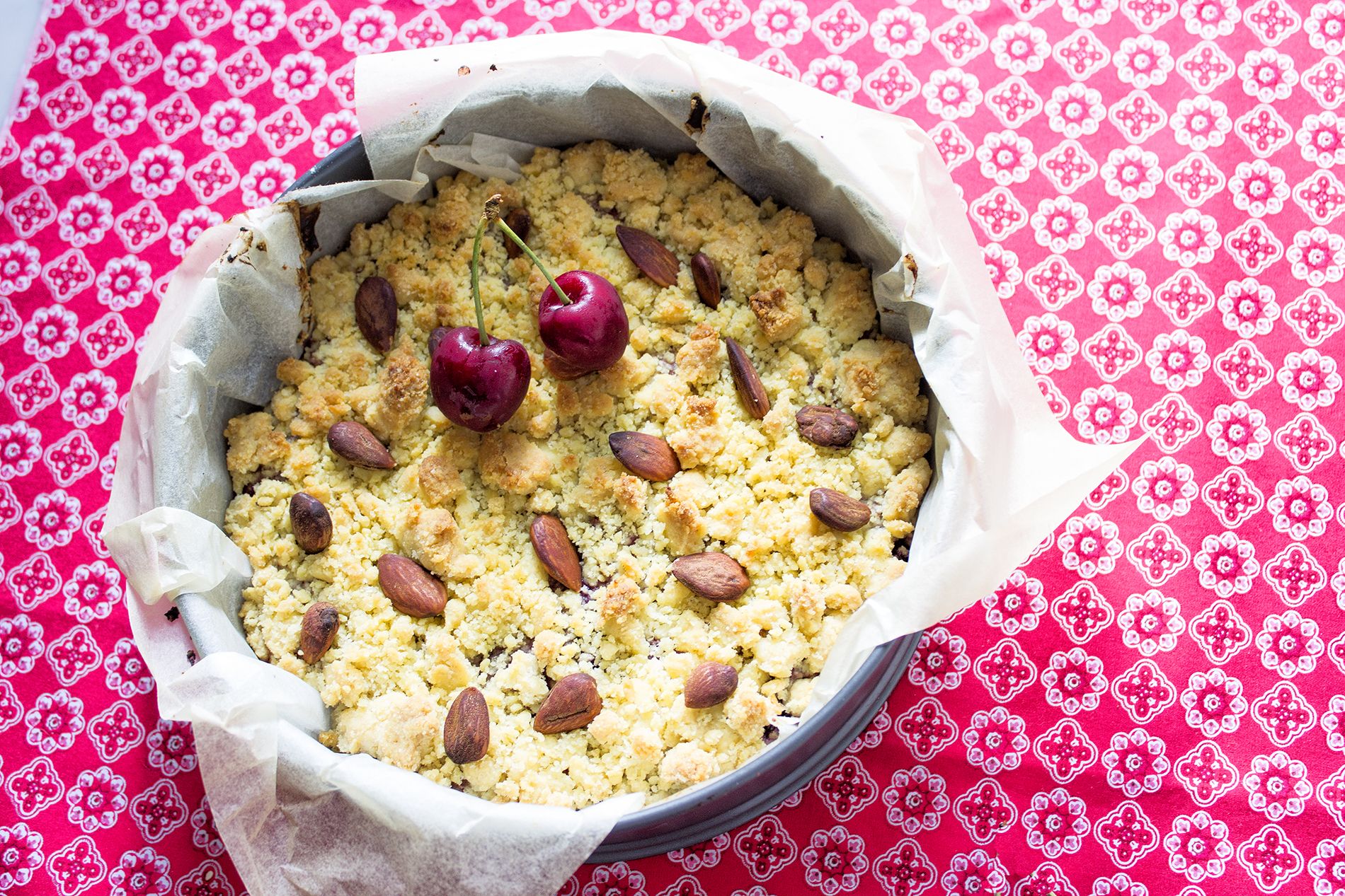 Sbriciolona con ciliegie, ricotta e mandorle