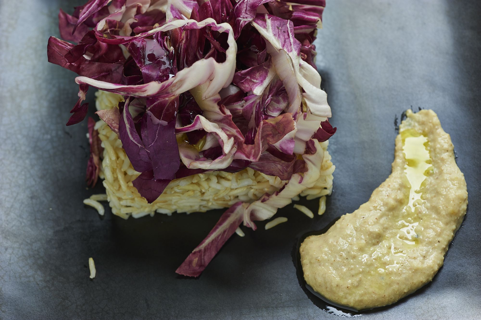 Riso integrale con radicchio e pesto di noci