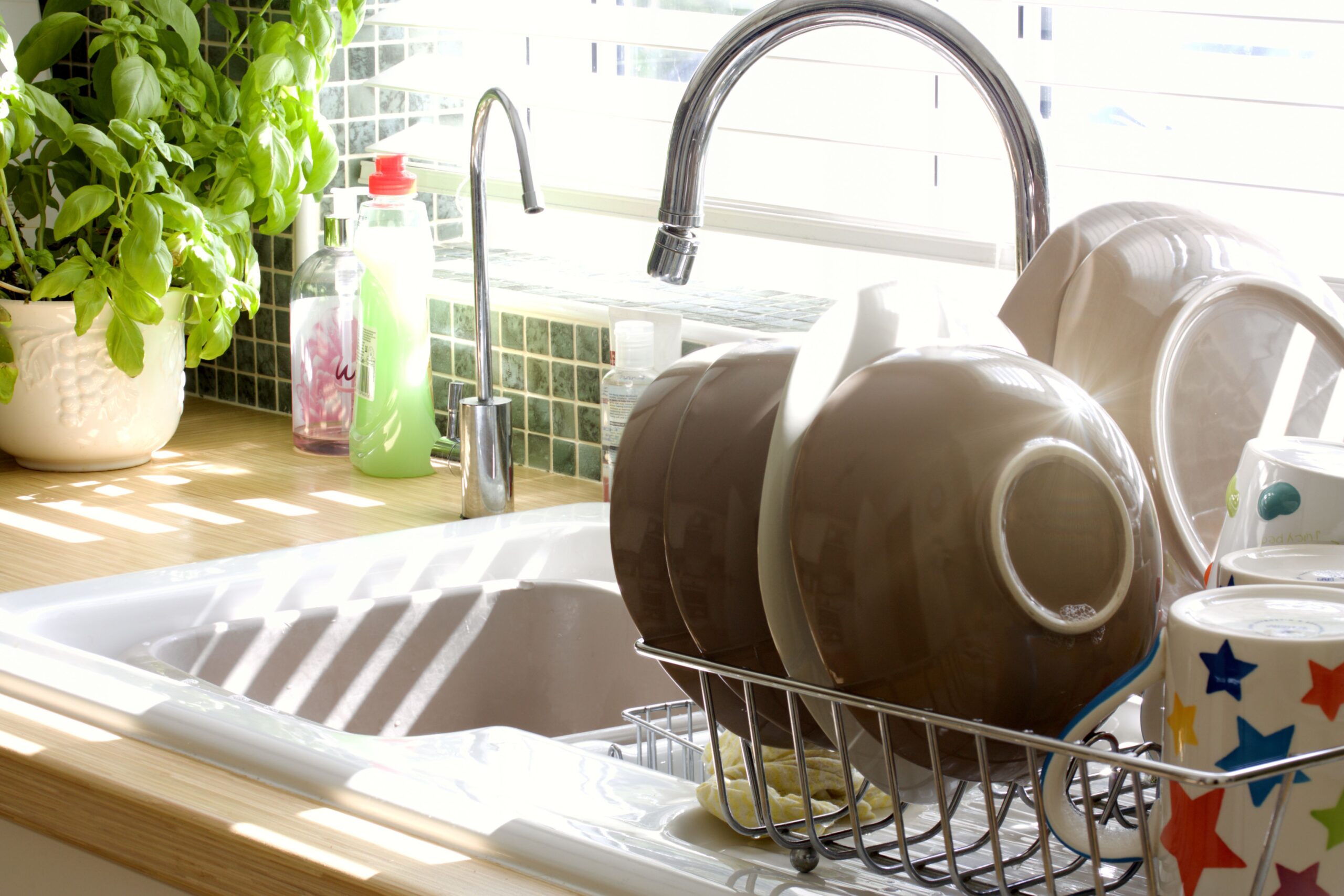 Perché lavare i piatti a mano è pericoloso?