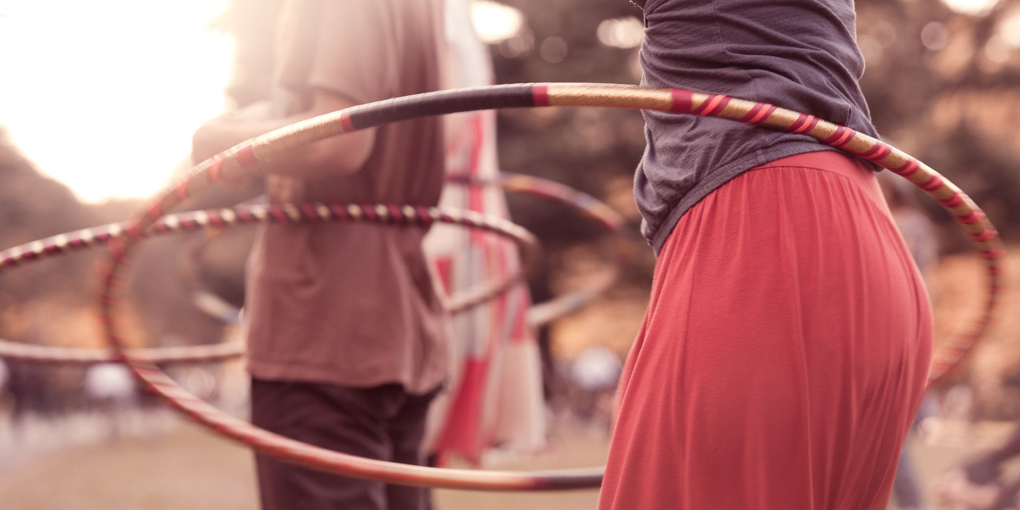 Come snellire vita, braccia e gambe con l’hula hoop