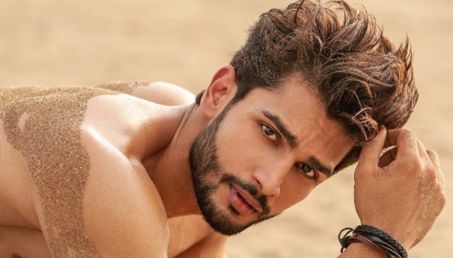 Rohit Khandelwal corre sulla spiaggia