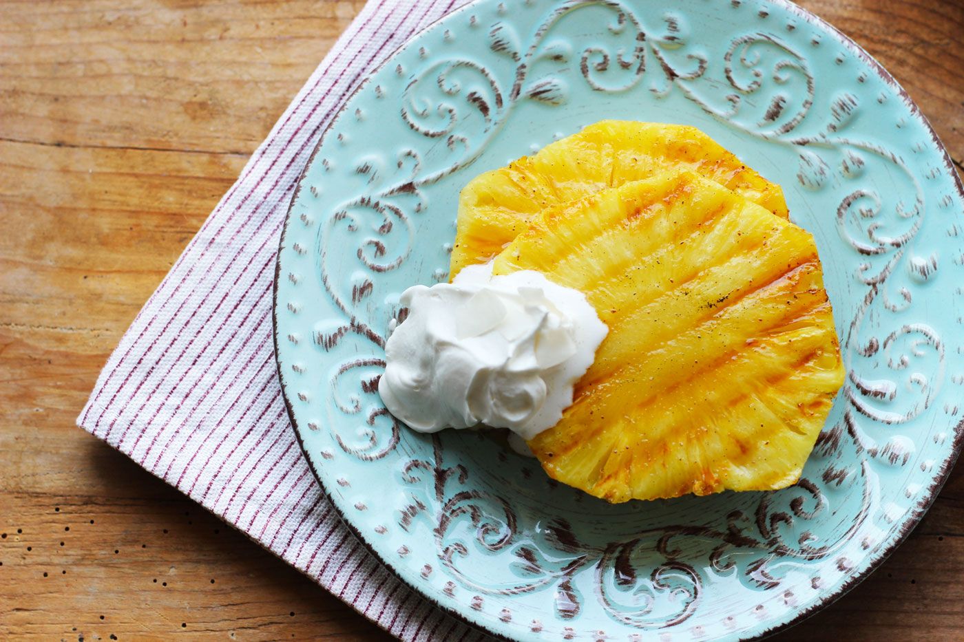 Ananas grigliato con panna al cocco