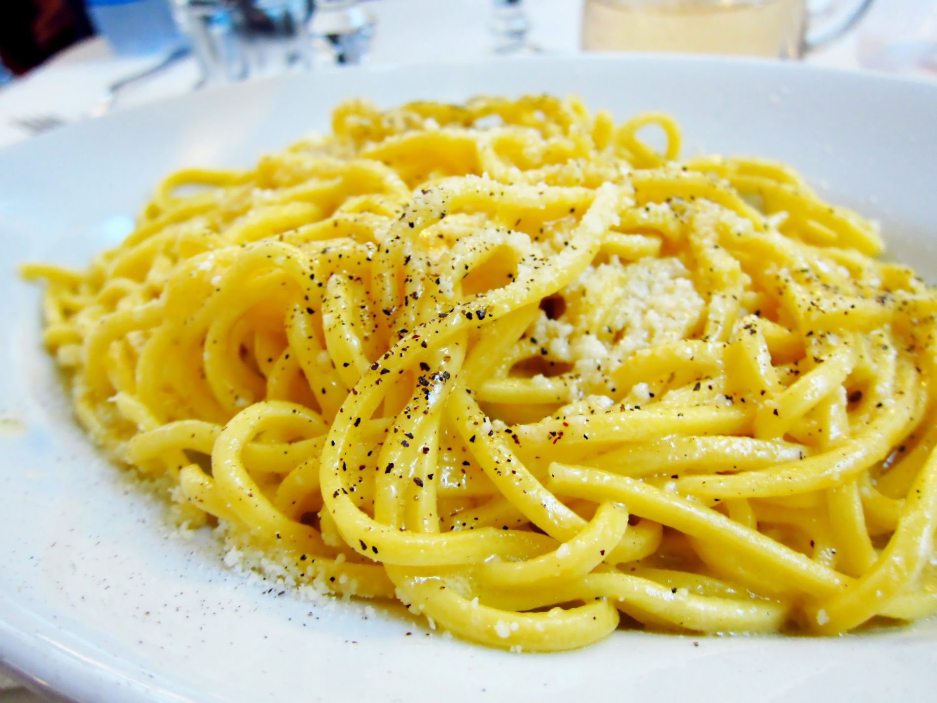 Cacio e pepe. Паста в Риме. Макароны фетучини фото.