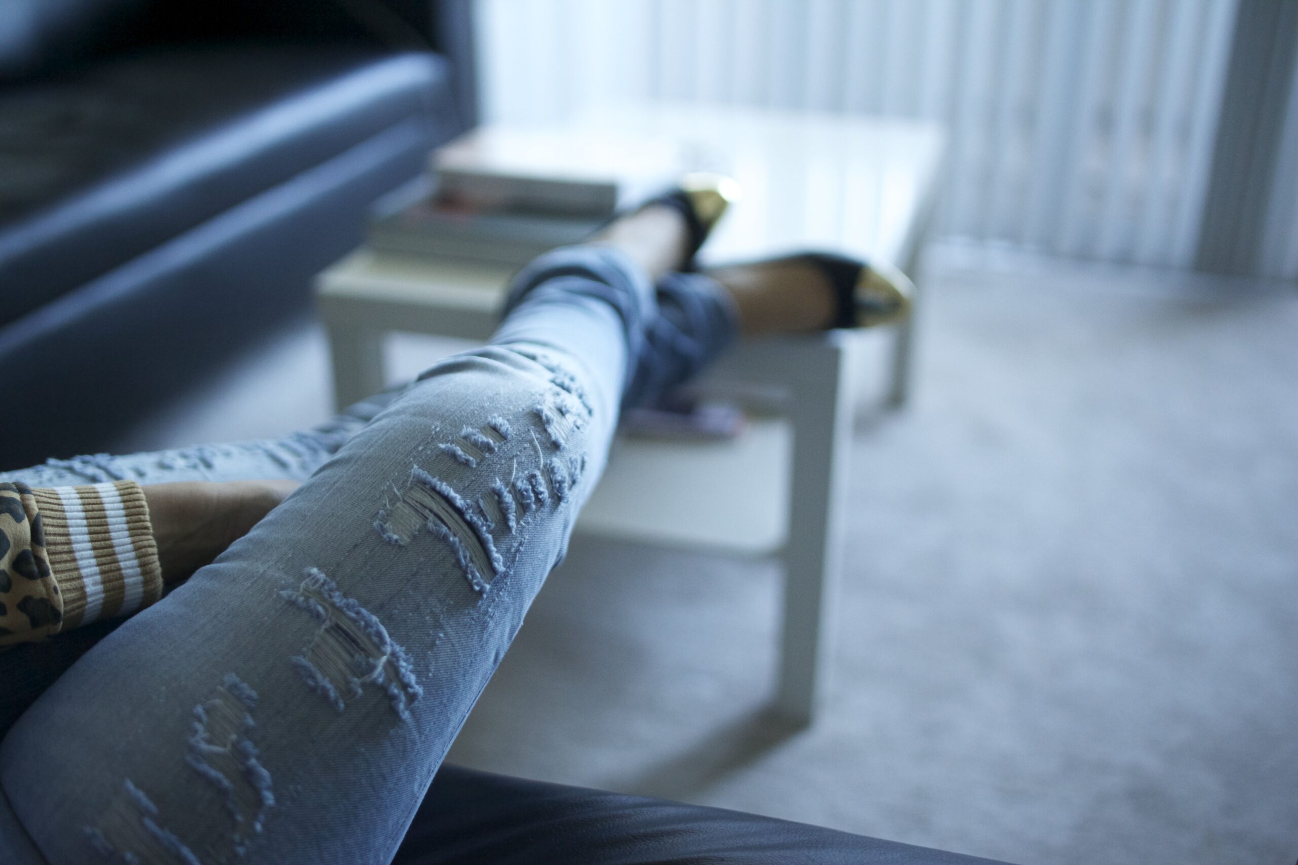 Come sfrangiare i jeans alla fine, sulle ginocchia e sulle cosce