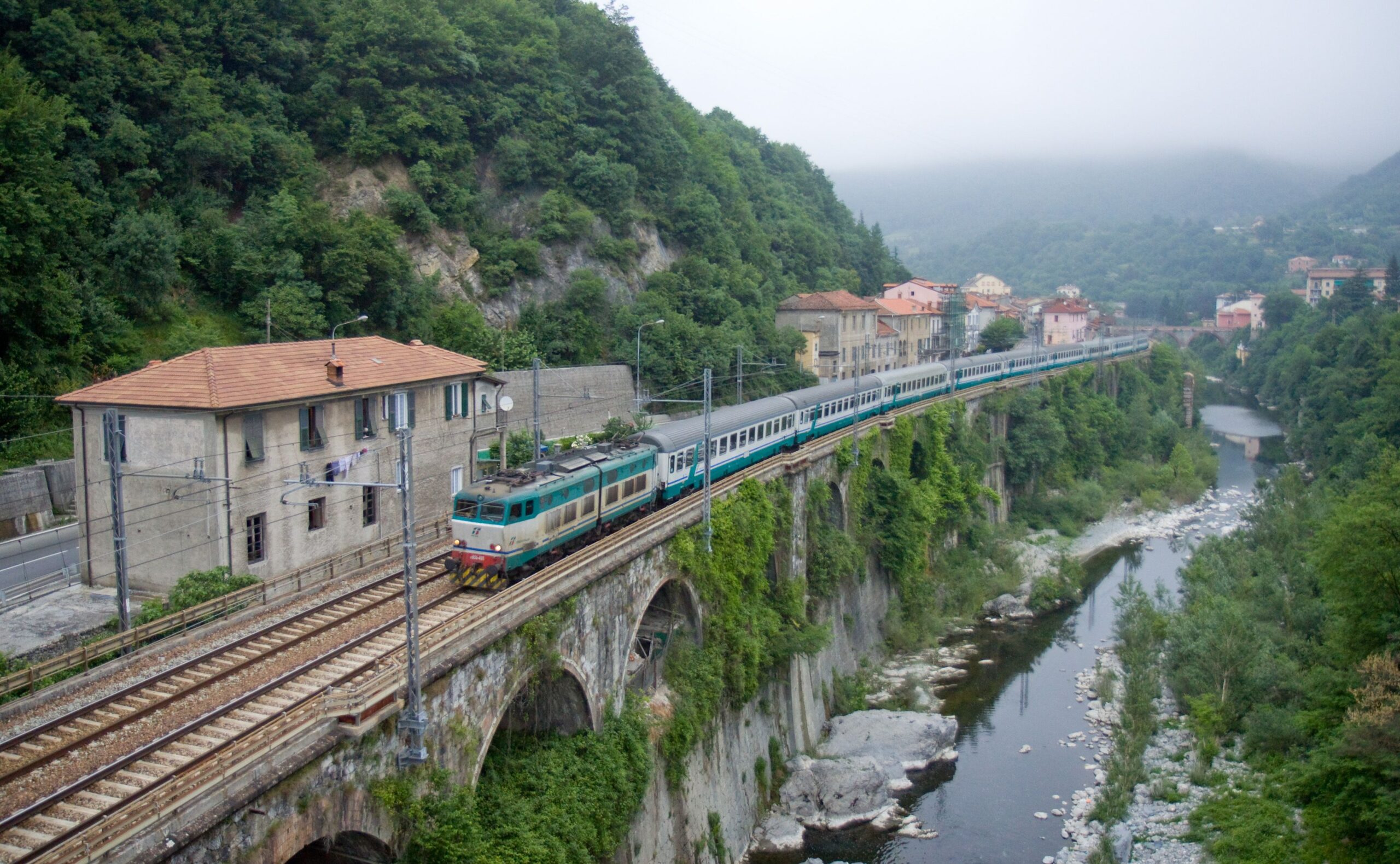 Viaggiare in Europa senza aereo: bus e treni sono ottime alternative