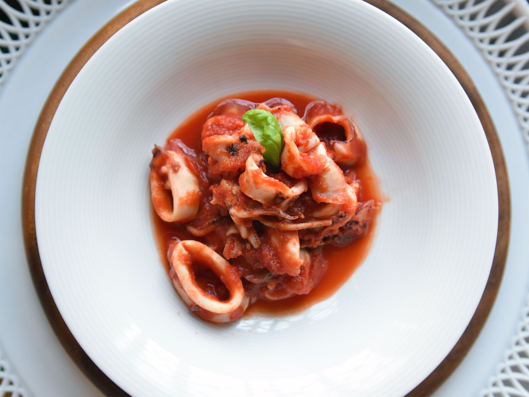 Anelli e ciuffi di calamari ai tre pomodori