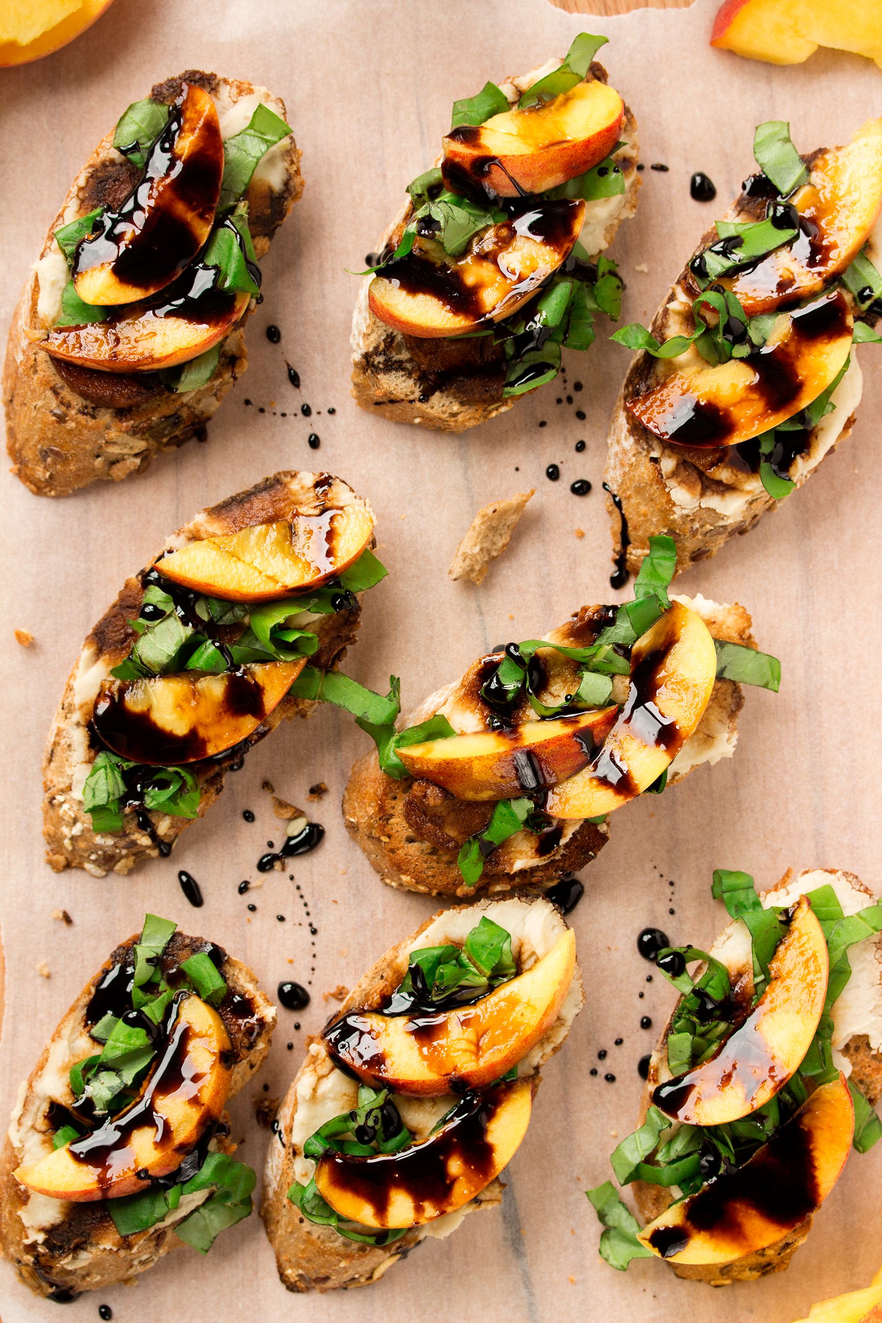 Bruschetta-Vegan-Pesche-Aceto-balsamico-Basilico_balsamic-vinegar-beans-peach-crostini