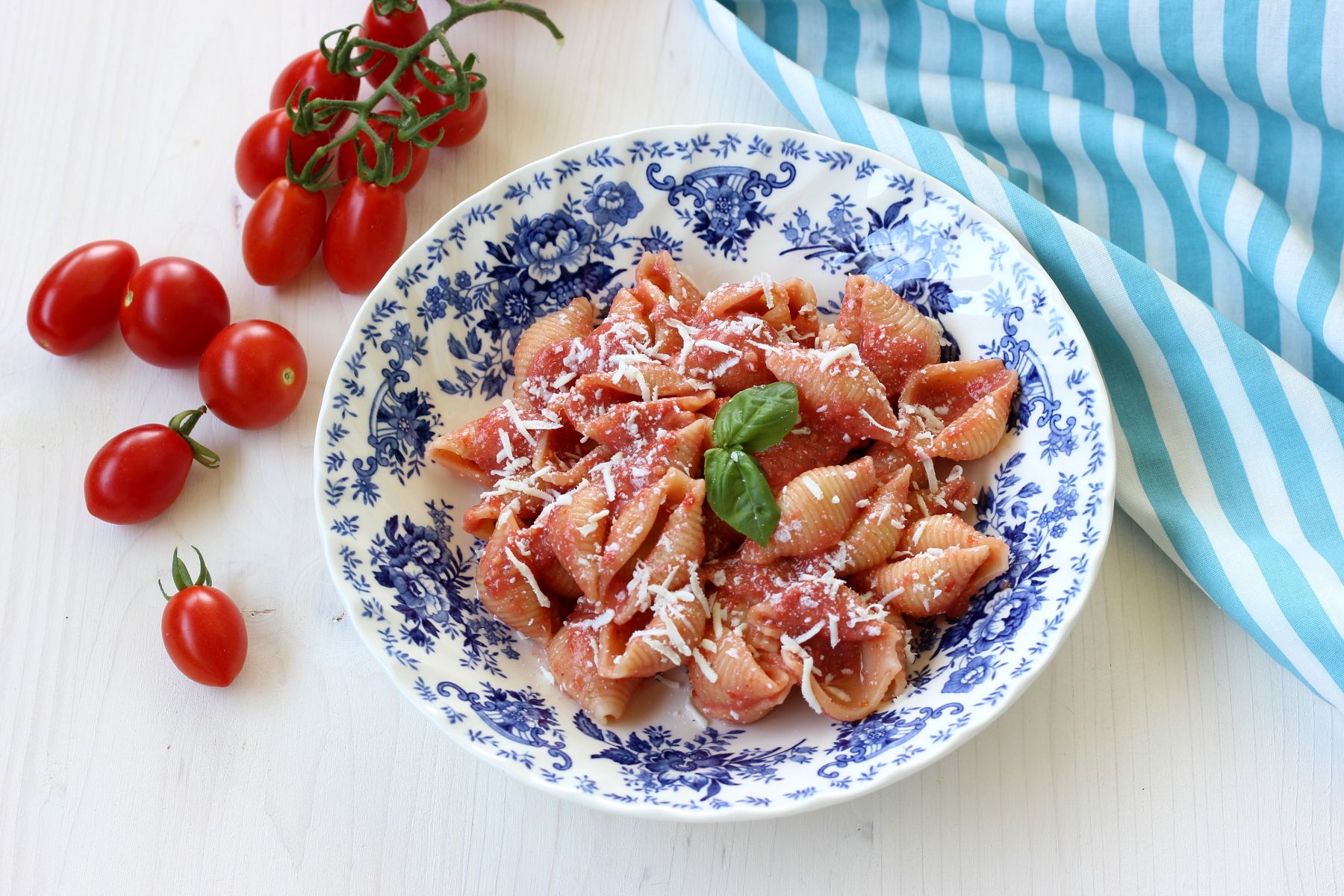 Pasta con pesto di pomodori freschi e basilico