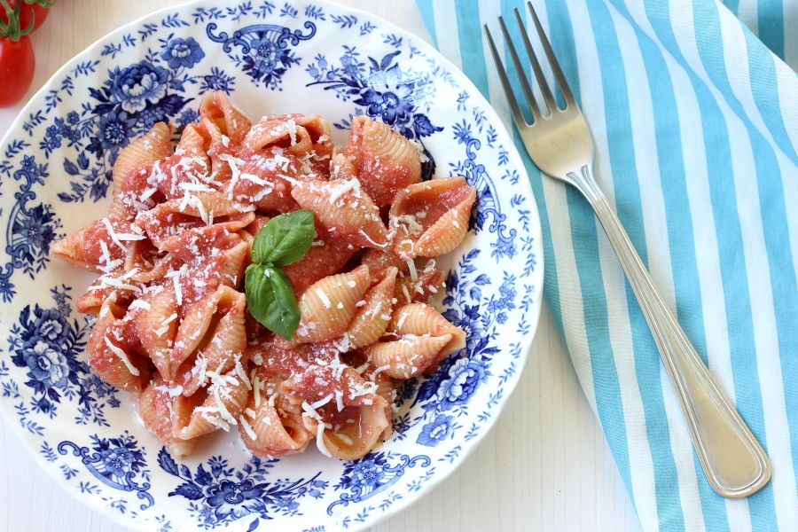 Pasta con pesto di pomodori freschi e basilico