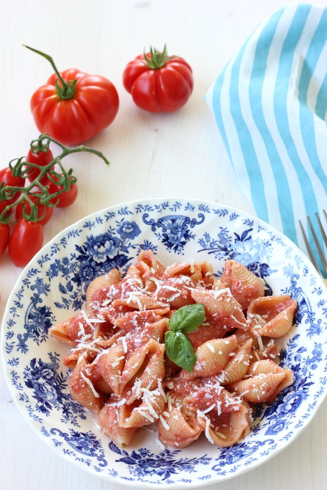 Pasta con pesto di pomodori freschi e basilico