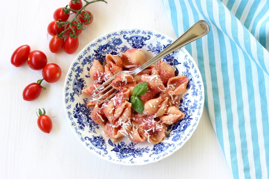 Pasta con pesto di pomodori, basilico e ricotta salata