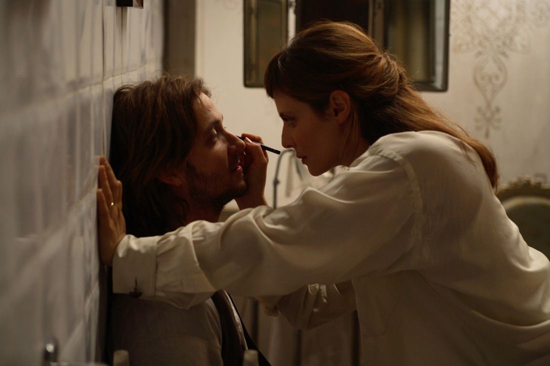 Filmterapia: vincere la paura di vivere una relazione con un uomo più giovane