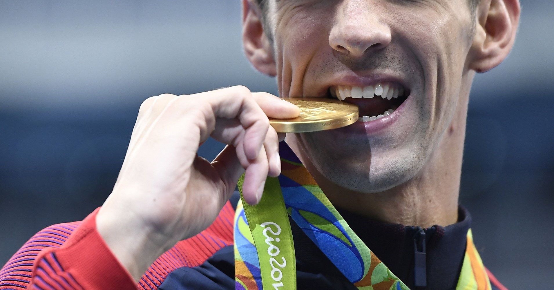 Sai perchè gli atleti mordono la medaglia olimpica?
