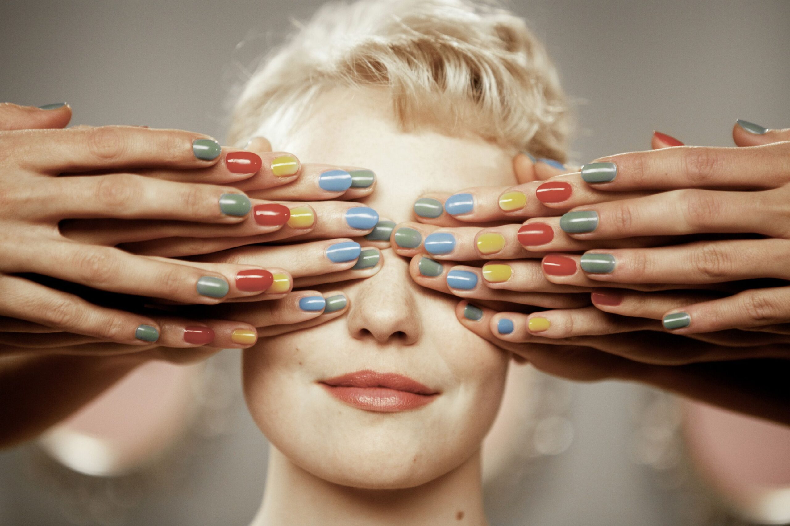 Lezione di nail art: le decorazioni per principianti