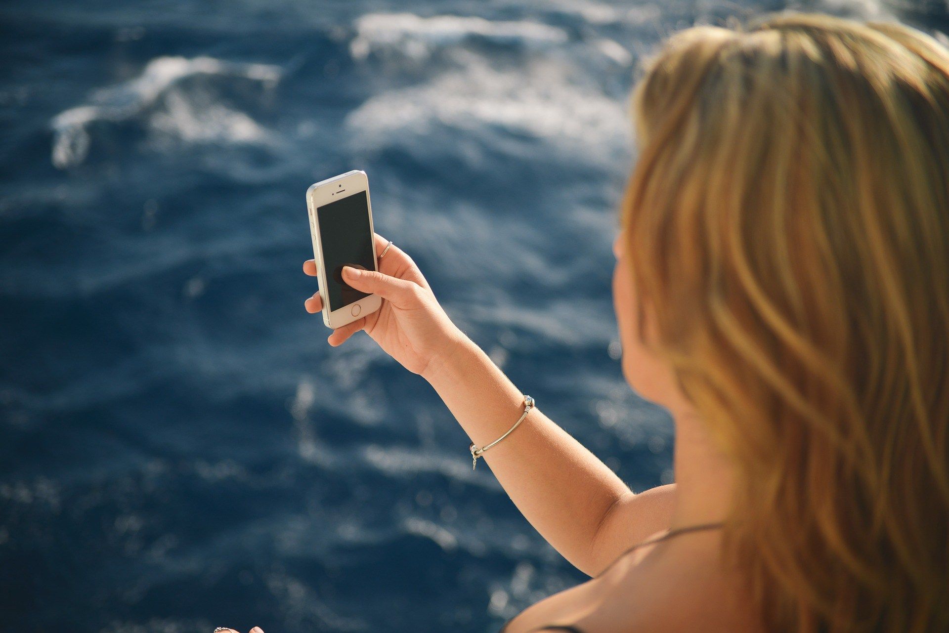 Cosa fare se lo smartphone cade in mare