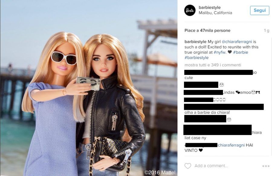 Barbie si fa un selfie con la bambola Ferragni