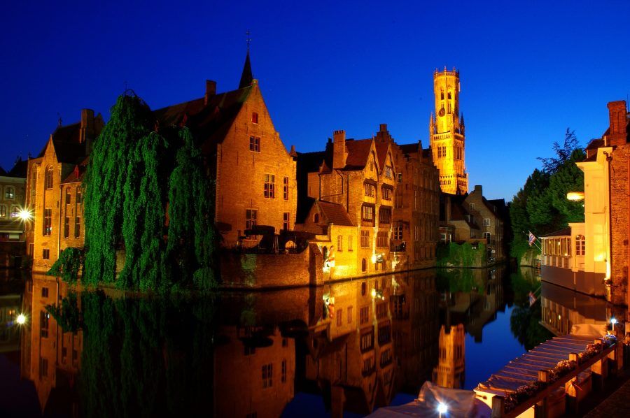 bruges tour guidato sui canali di notte