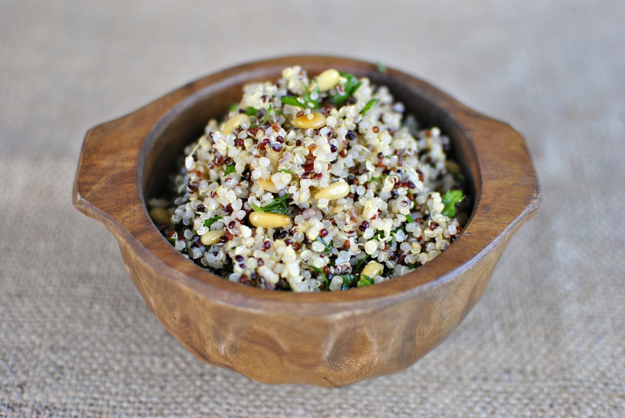 La ricetta dell’insalata di quinoa con noci e menta fresca