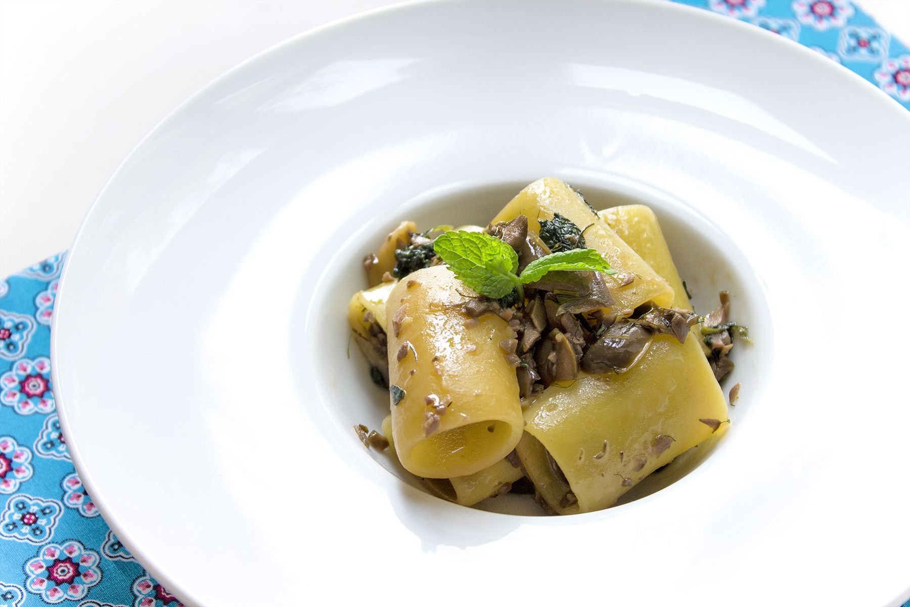 Paccheri al pesto di olive verdi e menta fresca