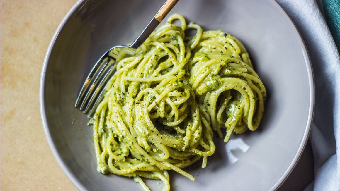 La ricetta gustosa degli spaghetti al pesto di pistacchi