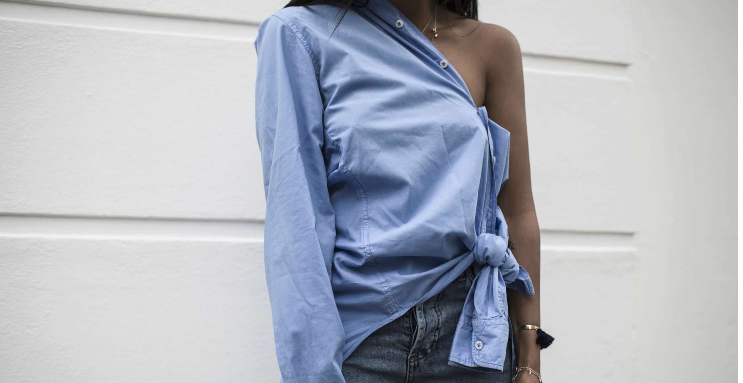 Come indossare una camicia maschile come un top monospalla