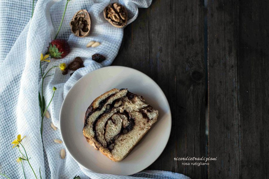 BABKA AL CIOCCOLATO CON PINOLI, NOCI E UVETTA