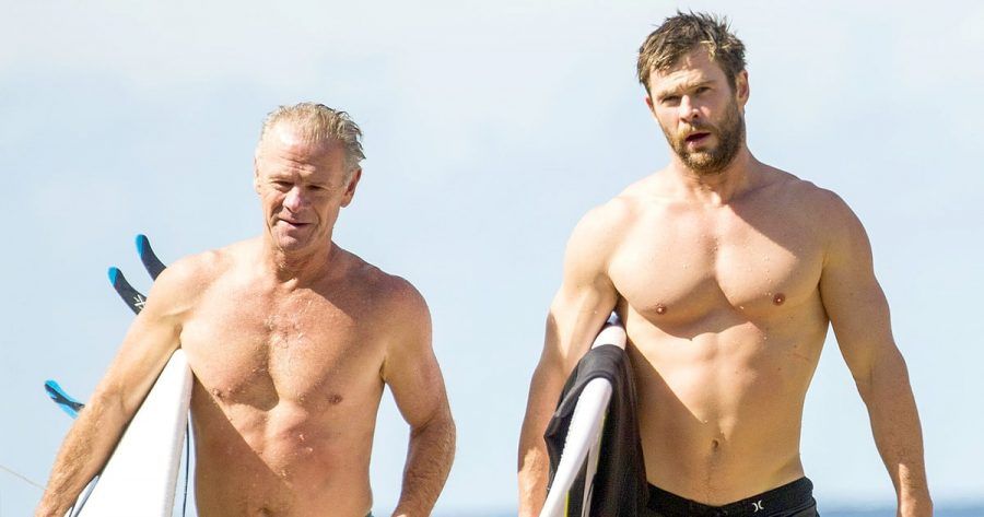 Chris Hemsworth fa surf con il padre