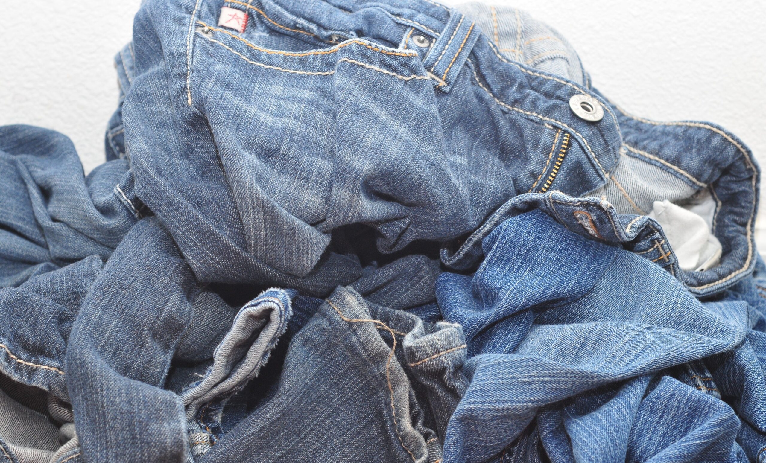 Idee creative per riciclare i vecchi jeans