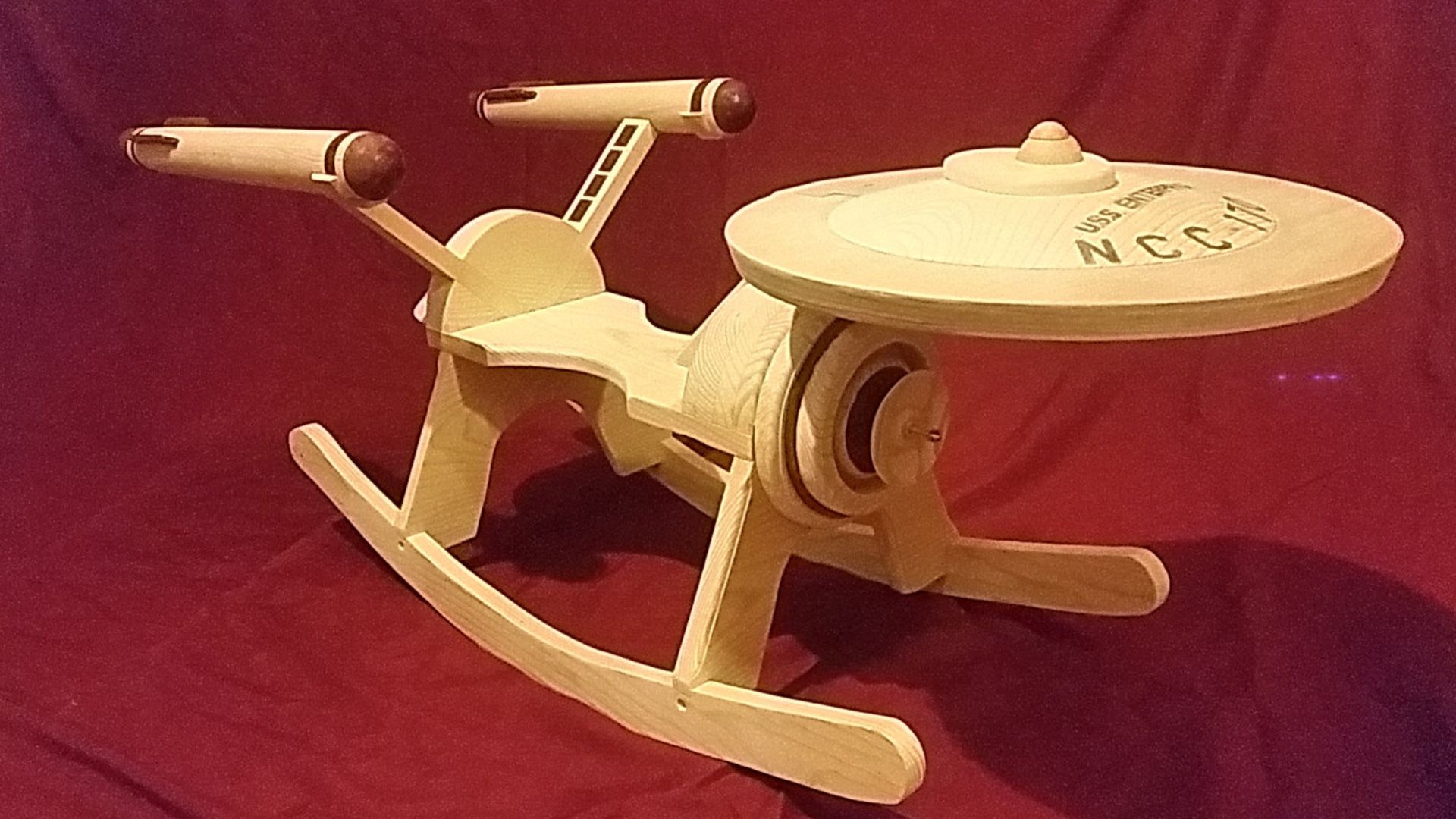 Il cavallo a dondolo a forma di Enterprise per i fan di Star Trek