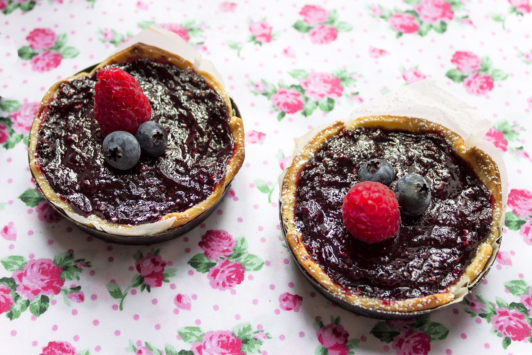 Crostatine ai frutti di bosco con biscotti secchi e cioccolato