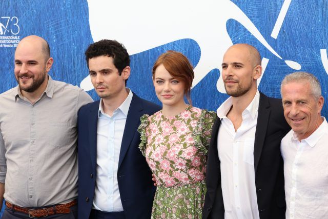 Emma Stone con il cast del film.