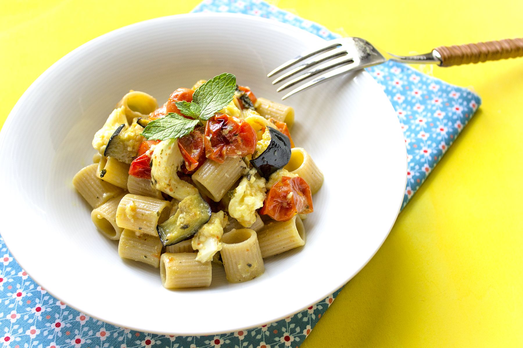 Insalata di pasta con bufala, melanzane e pachino arrosto