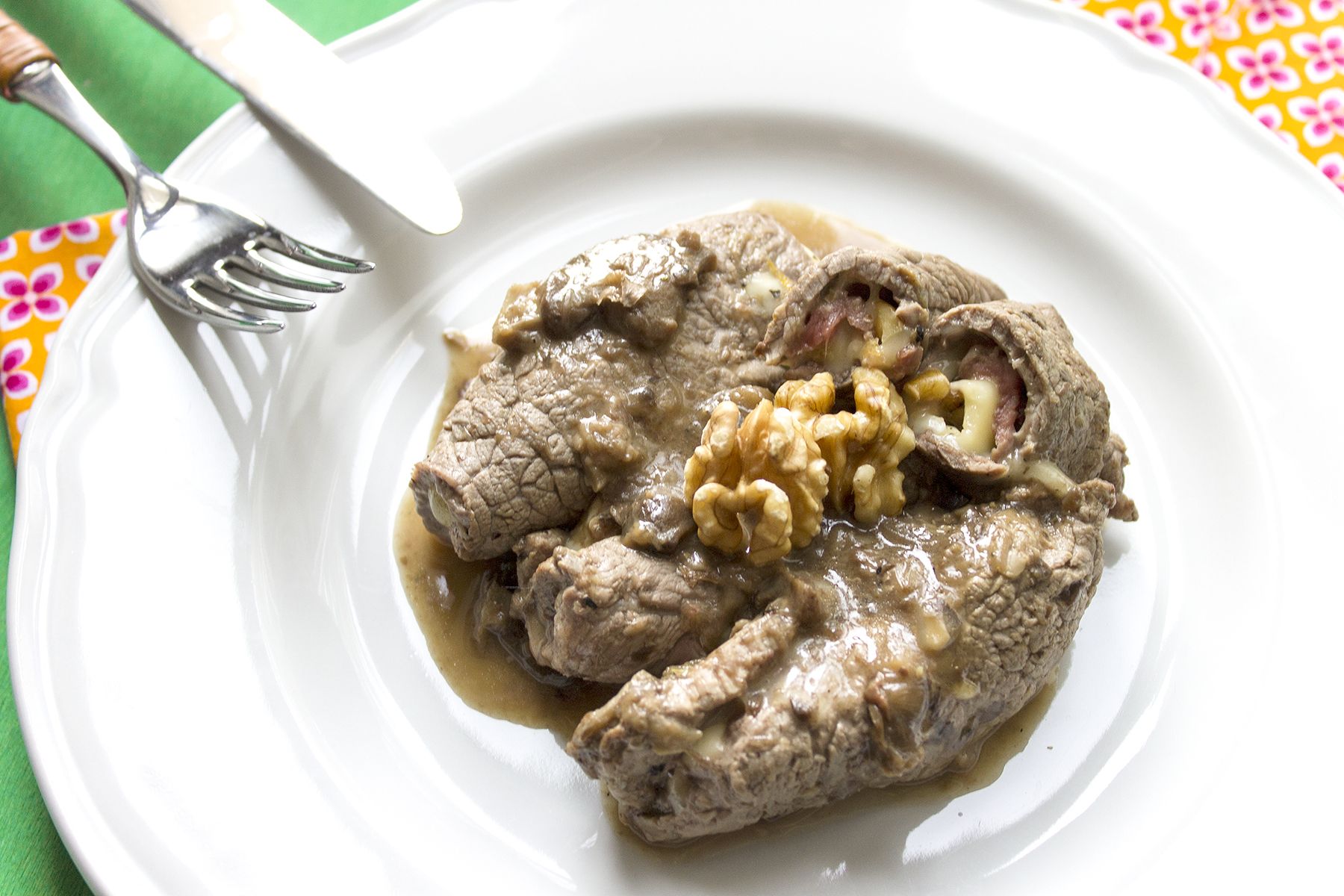 Involtini di carne con funghi, noci e formaggio