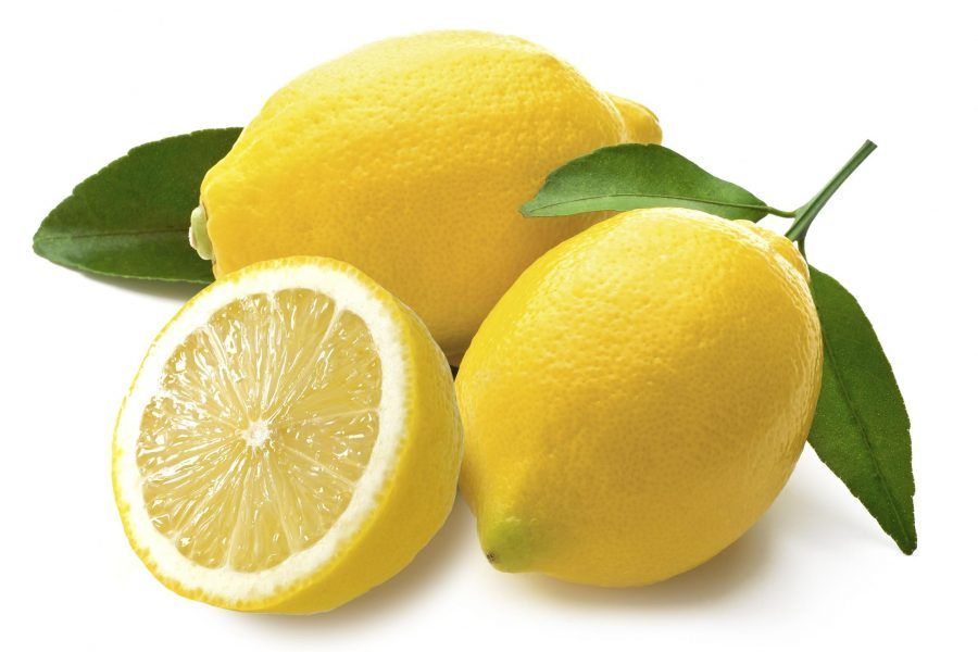 Il limone è noto nella cosmesi per essere un aiuto nella lotta contro le macchie 