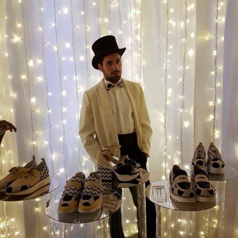 C'è la linea in cavallino, con una fantasia bianca e nera a pois rossi e a zig zag, impreziosite da dettagli in suede o paillettes.