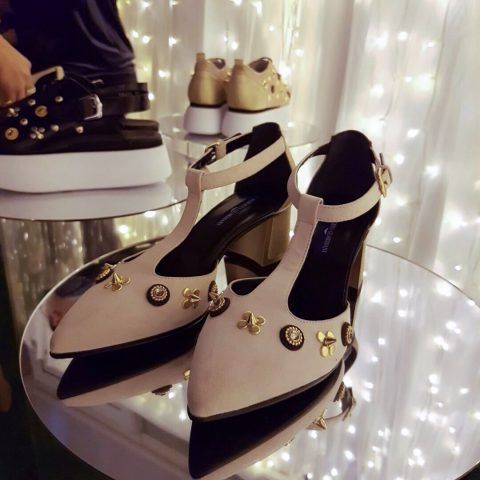 La linea di scarpe è divisa in tre parti: c'è quella con le borchie, dolci e delicate, non punk con piccoli Swarovski.