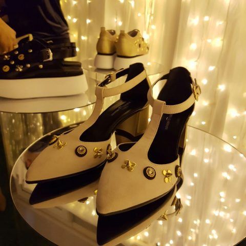 Il brand propone le sue calzature in un'ambientazione che ricorda Alice nel paese delle meraviglie.