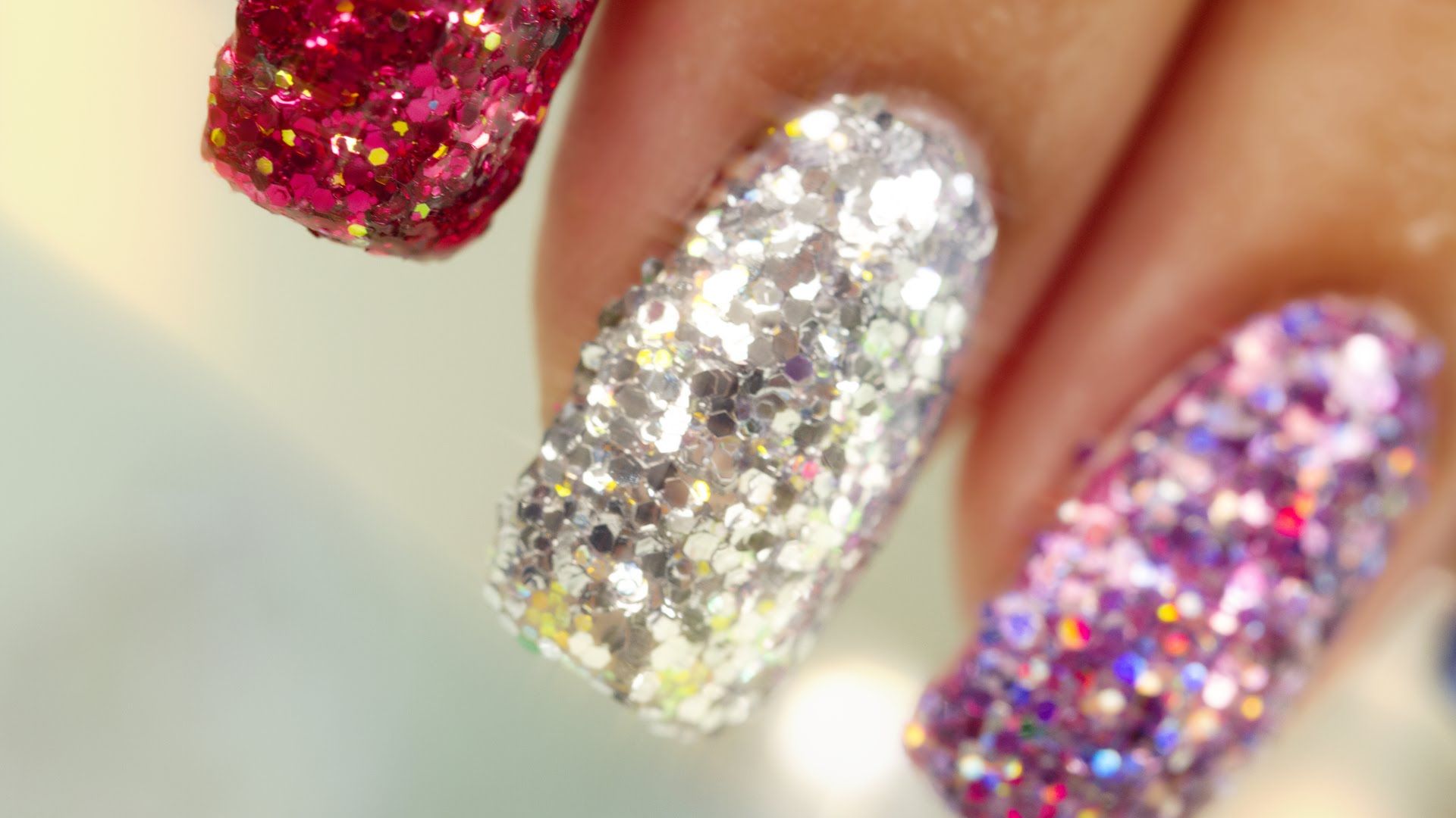 Nail art, come applicare correttamente lo smalto glitter sulle unghie