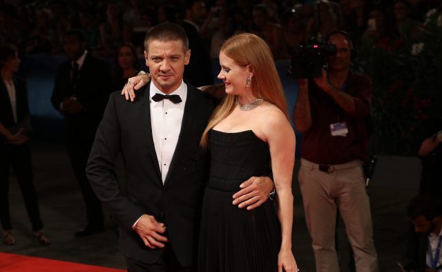 Amy Adams e Jeremy Renner sul red carpet del film Arrival