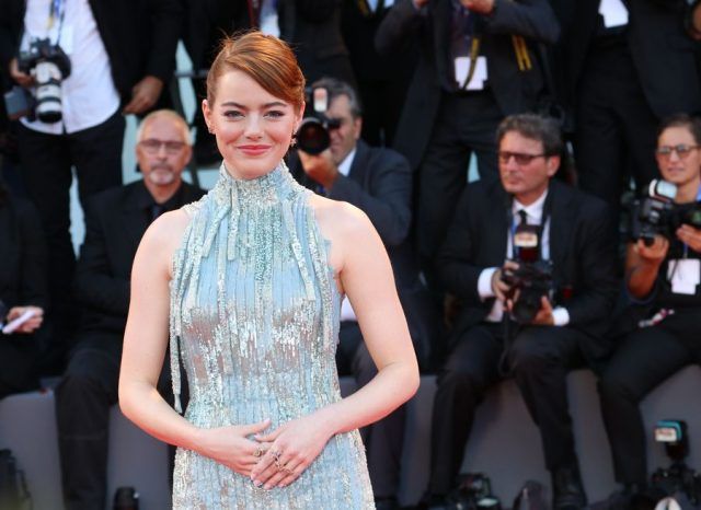 Emma Stone indossa un abito Atelier Versace